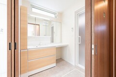 2つの鏡を並べたツインタイプの洗面台。ナチュラルな配色でやさしく温かみのある空間に。
窓からの自然な光が差し込み、朝の支度も気持ちよく過ごせます。【丸宗建設】