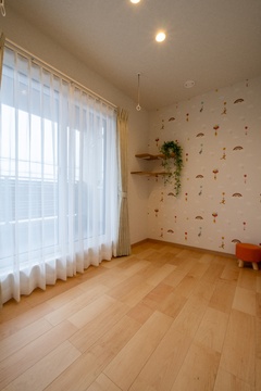 バルコニー手前に使い勝手のいいホールを。ランドリースペース、遊び場、勉強部屋、お施主様のニーズに合わせて自由自在‼