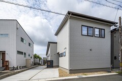 シンプルで現代的な外観の住宅。クリーンなデザインは周囲の街並みに調和しつつ、個性を際立たせている。【トキワハウス デザイン アンド ビルド（常盤工業）】