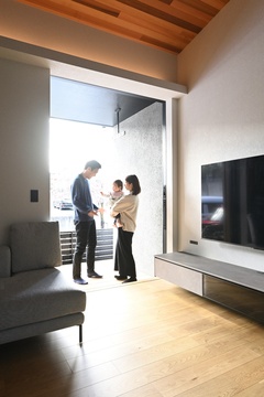 明るい光が差し込むリビング。大きなテレビが壁に設置されており、家族団らんの場として最適な空間。【REIWA HOUSE（令和ハウス）】