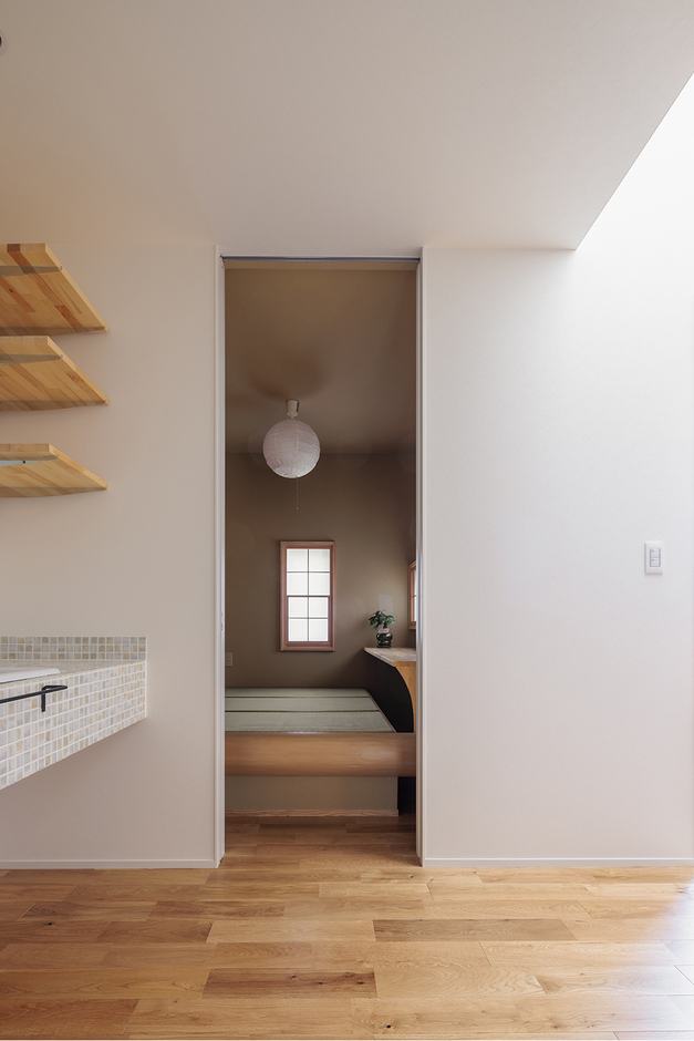 手洗い場の横の和室への扉