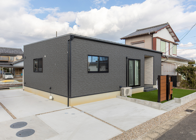 21坪で3LDKの平屋プラン。緩い傾斜のついた屋根には太陽光パネルを装備するのが標準仕様。外観も奥さまの好きなグレーをセレクト