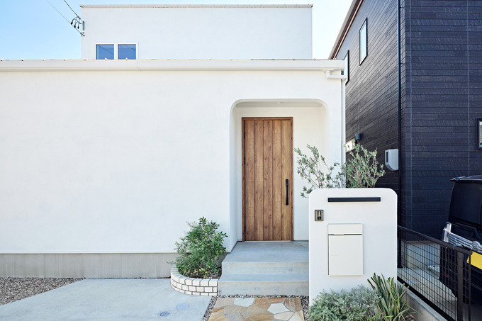 白壁が清潔感をもたらす昼の外観