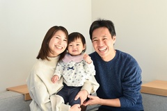 居室内で笑顔を見せる家族。温かみのある空間で、家族の時間を大切にできる場所。【REIWA HOUSE（令和ハウス）】