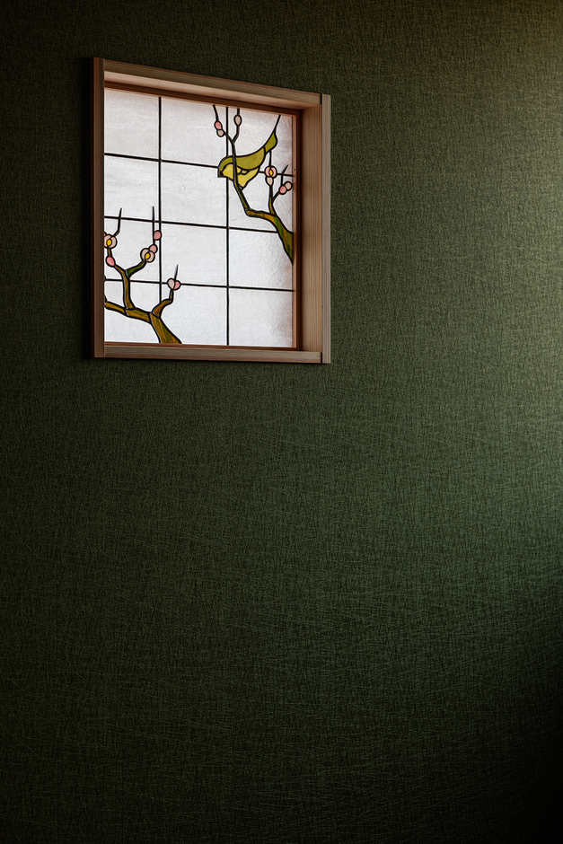 落ち着いた主寝室にある風情ある小窓。和の趣きを感じさせるデザインのステンドグラスで心を和ませる空間に