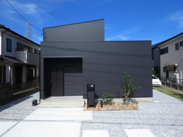 モダンなデザインの外観。ブラックのガルバ外壁のみで仕上げ、シンプルでシャープなラインが特徴的。
