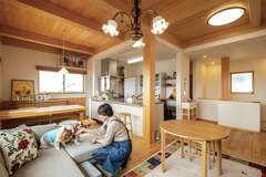 LDKのある2階は開放的な空間で、愛犬たちが自由に歩き回れる【藤田工務店】