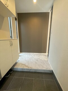 玄関正面のクロスも好みのデザインに変更しました。