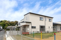 間口5.4ｍ×奥行き18ｍ。この南北に長細い敷地を最大限活かし建坪25坪の家と駐車スペース2台を確保した。外壁は20年塗替えいらずの耐久性の高い金属サイディング【櫻 工務店】