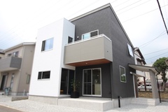 モダンで洗練されたデザインの住宅外観。白とグレーのツートーンが美しいコントラストを形成し、スタイリッシュな印象を与える。【小野田産業～designers house project～】