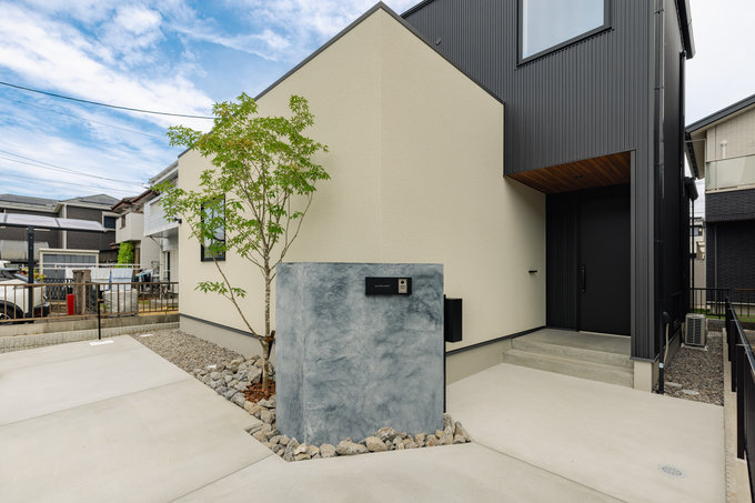 シンプルなデザインが印象的な住宅の外観。モダンな色使いと直線的なフォルムが、洗練された雰囲気を醸し出している。