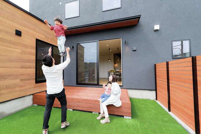 住家 JYUKA｜ウッドデッキの庭は自然を感じるアウトドアリビング