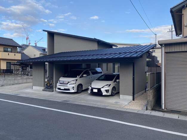 モダンなデザインの住宅外観。シンプルでありながらスタイリッシュな印象を与え、街並みに溶け込んでいる。