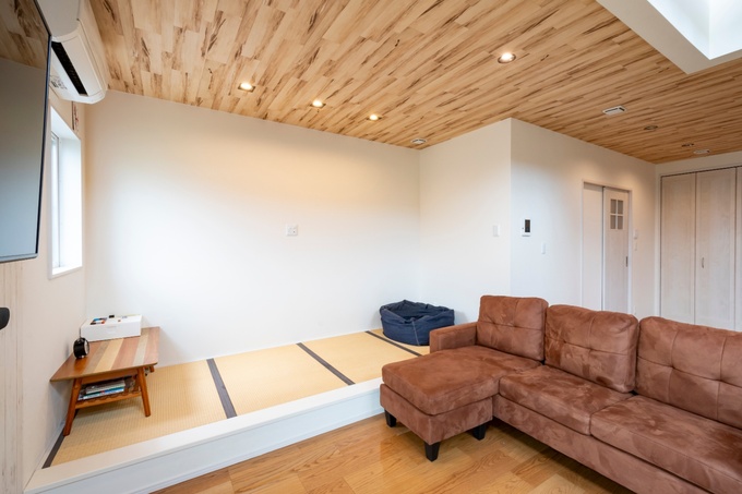 畳スペースとソファが共存するリビング。和と洋が調和した心地よい空間で、多様なライフスタイルに対応。