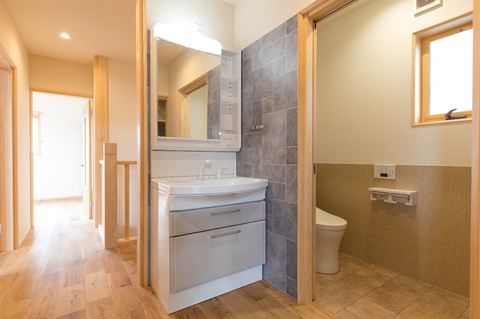シンプルで使いやすい2階の洗面スペースとトイレ。