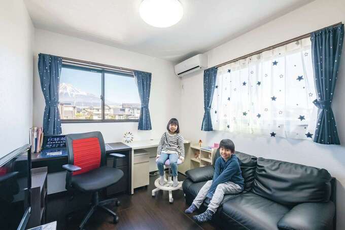 2つある子ども部屋は、今のところ一つを勉強部屋、もう一つを寝室にして共用