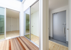 どの部屋からも中庭が見える間取り。機械に依存することなく、自然の光と風を感じながら暮らせるのがうれしい【SIMPLE NOTE 豊川スタジオ】