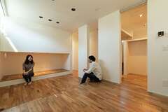 寝室は段差を付けて可変性も確保。壁で仕切れば子ども部屋を増設できる【クラフトハウス】