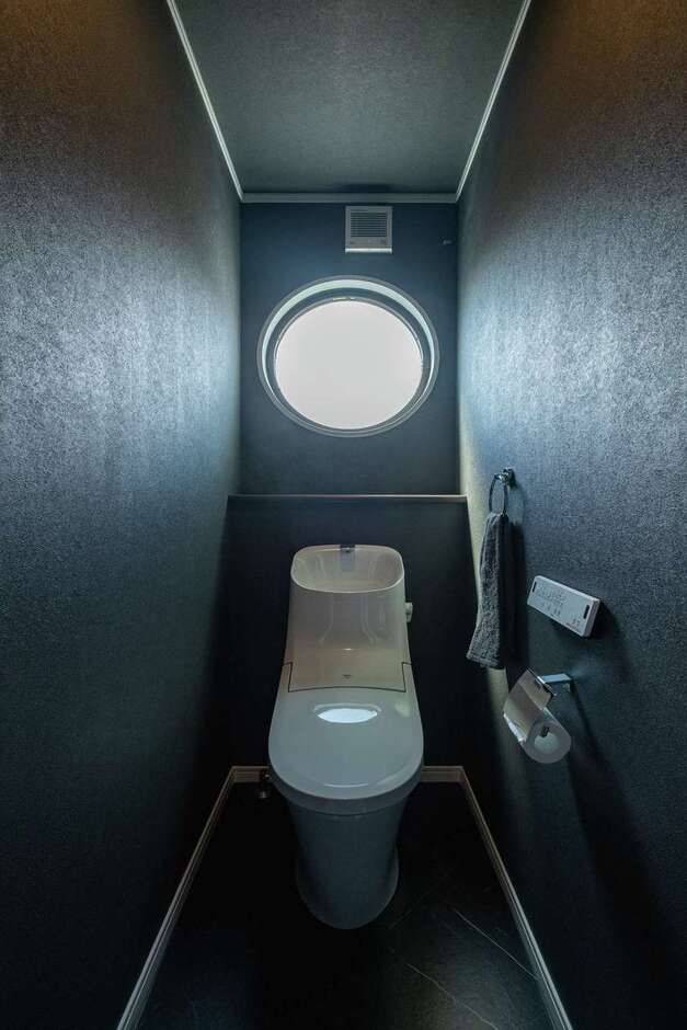 ＩＤＫ 住まいの発見館｜どこかに使いたかった丸窓を採用。2階トイレも明るい雰囲気に