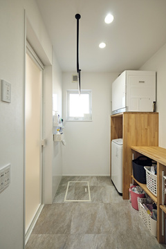 造作棚で空間を無駄なく利用した脱衣室【平屋建築ブルーハウス】