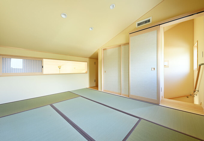 階段で上がる6.5畳のロフト。子どもたちの家族が集まったときの寝室として使うほか、孫たちの秘密基地に