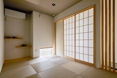 伝統的な和の趣を感じさせる和室。障子から優しい光が差し込み、茶の間としてもリラックスできる空間が広がる。【サーラ住宅 豊橋支店】