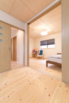 2階の居室は建具で仕切り、可変性と開放感を持たせた【福工房】