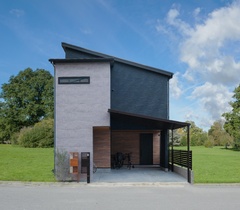 モダンでシンプルなデザインの住宅外観。完全分離型2世帯住宅のため、玄関は親世帯と子世帯のふたつ。