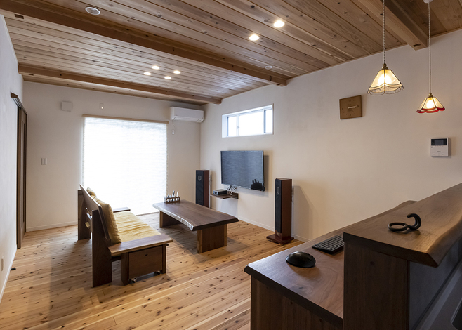 自然素材を使ったLDKは木と家具の色味も統一させて落ち着いた空間になっている