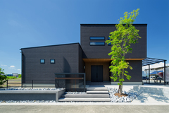しっかりと軒の出をデザインすることで、建物の存在感が増し重厚感ある外観に。
【アサヒグローバルホーム】