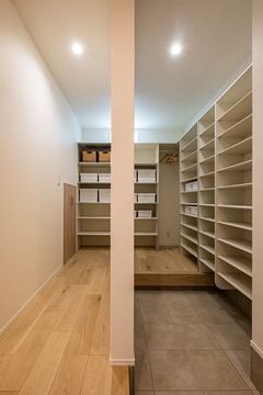 可動式の棚で、用途に合わせて自由に組み替えができる【三和建設】