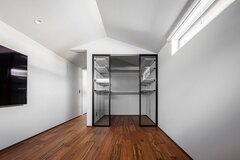 奥さまの寝室。セレクトショップのようなクローゼットを造作した【tact design firm】