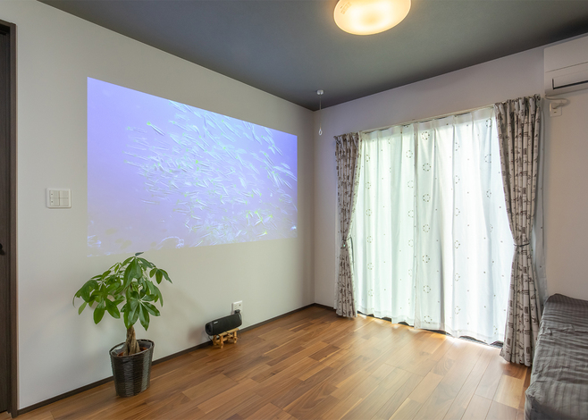 リビングにはテレビを置かず、プロジェクターを設置したため、部屋が広くなってすっきり。仕事から帰ってきたら、ここで動画を見ながら晩酌するのがご主人の至福の時間
