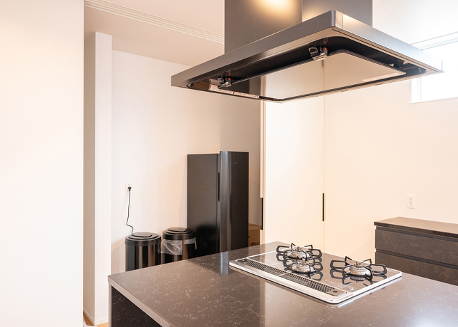 パントリーの中に冷蔵庫や調理家電などをまとめることで、生活感のないすっきりとしたキッチンを叶えている