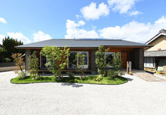 大屋根の凜とした佇まいが美しい平屋建て。太陽光発電と蓄電池を搭載したゼロエネ住宅仕様。和とモダンがバランスよく調和した外観は、帰ってくるたびにホッと落ち着ける【瀧口建設】