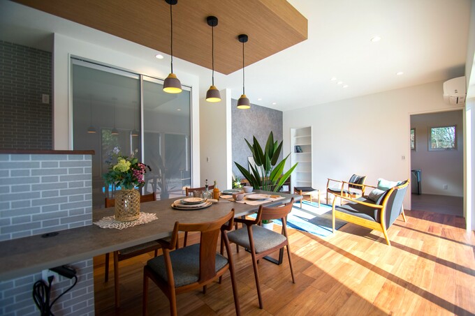 ダイニングテーブルを兼ねた大きなモルタル調のカウンターが目を惹く。