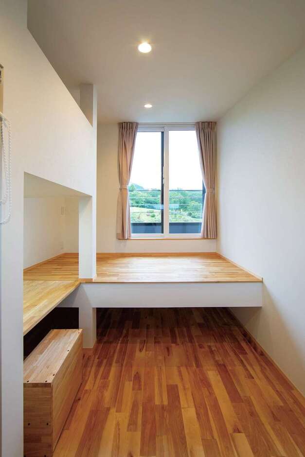 子ども部屋は左右対称で用意。こもりすぎないよう最低限の広さにした。使用頻度がそれほど高くないロフトをやめ、同じ高さのベッドとデスクを造作してもらい、上部に収納を用意