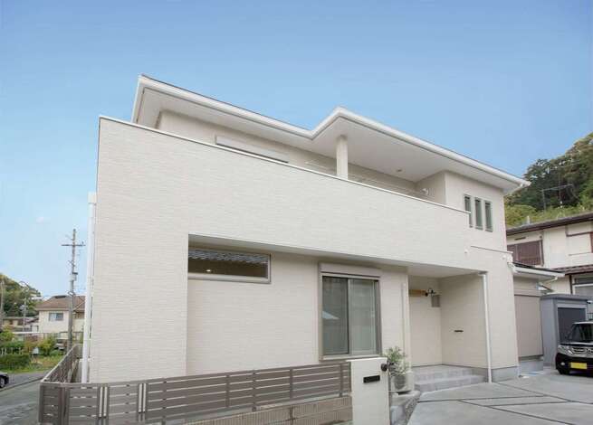 飽きのこない、シンプルモダンな外観デザイン。L字型の長いバルコニーが印象的