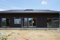 南からの外観は平屋に見える1.5階建て【入政建築】