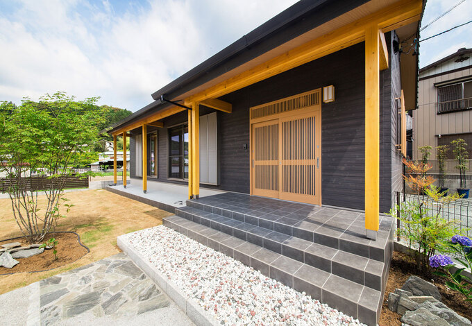 住まいと庭とが緩やかにつながる心地いい関係性を重視。現しにした柱や深い軒など“和”の美が息づくK邸。軒天には木目柄のフローリングを合わせ、スタイリッシュな雰囲気の外観にほんのり温もりをプラスした