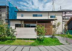 建物と植栽が調和する外観は、周囲の環境になじみつつも、ほどよい個性を放つ。広々とした駐車スペースも確保【フジモクの家（富士木材）】