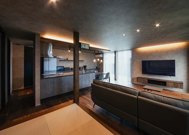 キッチンから目が届く位置にある小上がりの畳コーナー。子どもの遊び場として使ったり、ちょっとゴロンと横になったり、多用途に使えるスペース