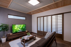 リビングとダイニング＆キッチンの境壁には、民芸調の障子をはめ込み、柔らかく投下する光を楽しめるようにしました。