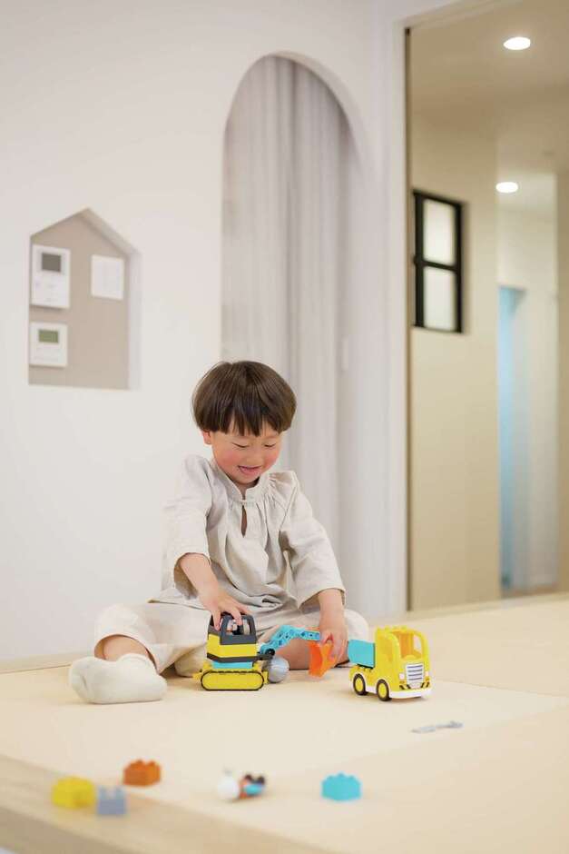 子どもを遊ばせたり、洗濯物をたたんだり、多用途に使える畳コーナー。ロールスクリーンを降ろせば、ゲストの寝室にもなる。将来的に夫婦の寝室としても使えて便利