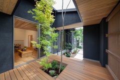 自然光が溢れる中庭。ウッドデッキと緑が、屋内外をナチュラルに繋ぎ、リラックスできる空間を演出している。【ビーバーハウス】