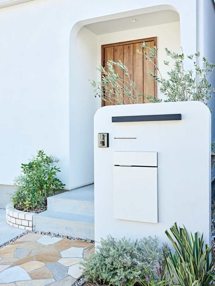 門扉も玄関ポーチと同じ形にデザイン