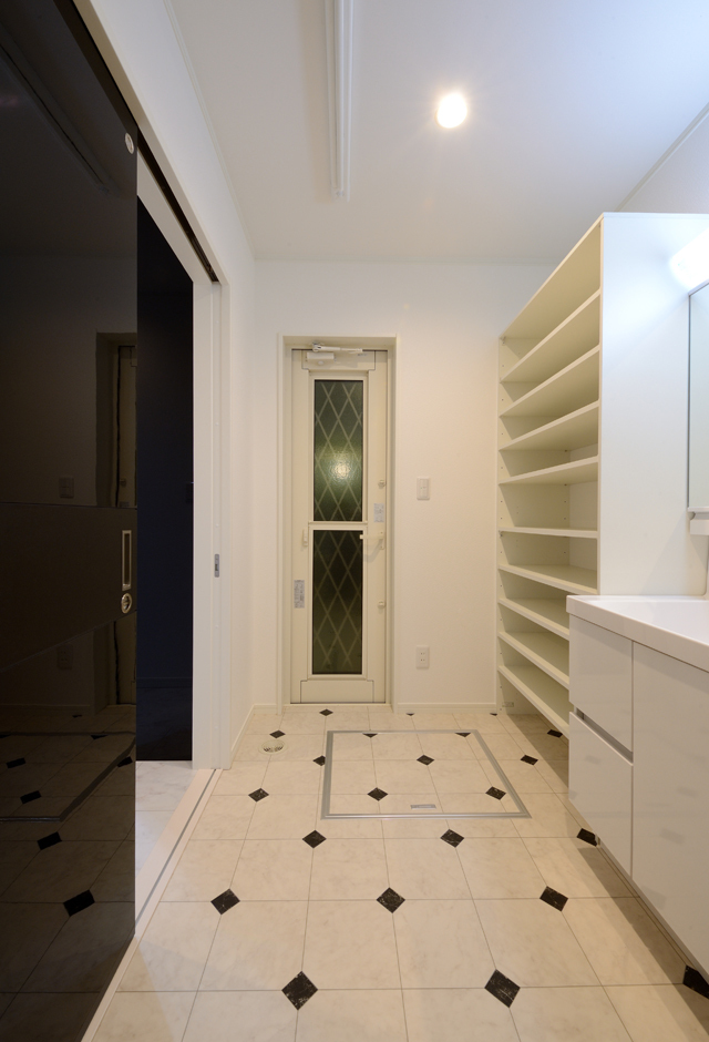 キッチンから10歩以内で行ける洗面脱衣所。女性が多い家族なので、収納棚もたっぷり造作した