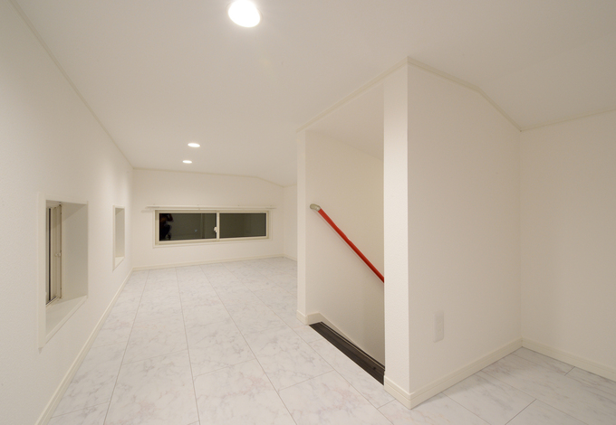 階段で上がる小屋裏収納は、雛人形やアウトドアグッズなど、普段あまり使わない大きな物を収納。窓も多めにとり、湿気を防ぐ