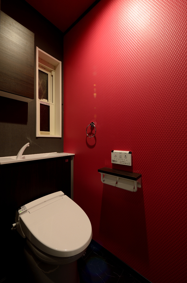 トイレの壁はビビッドなピンク色のクロスを採用。「せっかく新築するのなら、普通の家ではおもしろくない！」というご主人のこだわり