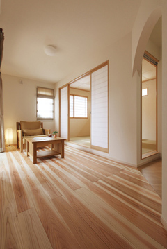 寝室の前の縁側は落ち着きのある贅沢な空間【小野田産業～designers house project～】